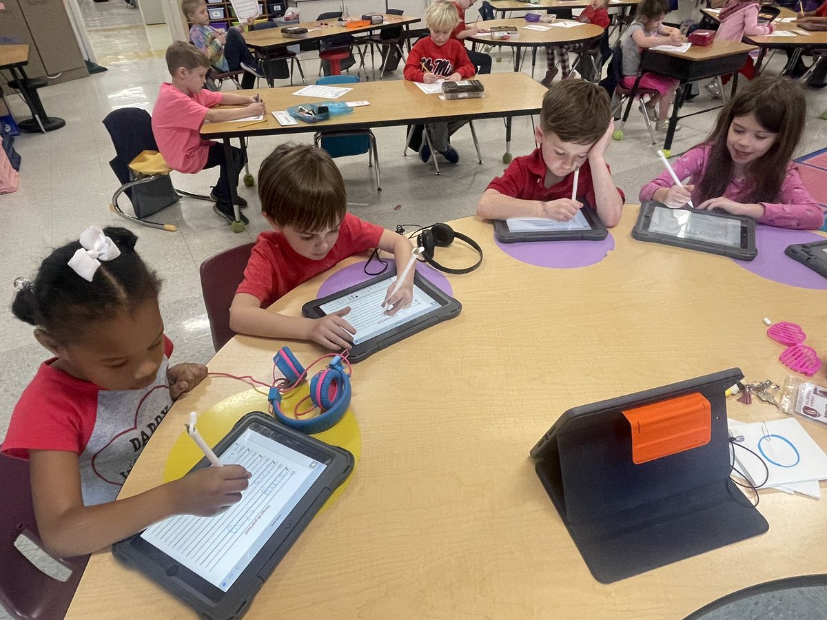 ash_self's tweet photo. @TaraOaks_ES Kindergarten students using their new Apple pens during writing intervention! Thankful for an awesome IT gal @mheinrich424 for helping set this up! https://t.co/3ubcYtLlBp