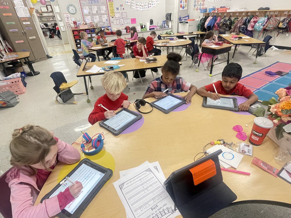 ash_self's tweet photo. @TaraOaks_ES Kindergarten students using their new Apple pens during writing intervention! Thankful for an awesome IT gal @mheinrich424 for helping set this up! https://t.co/3ubcYtLlBp