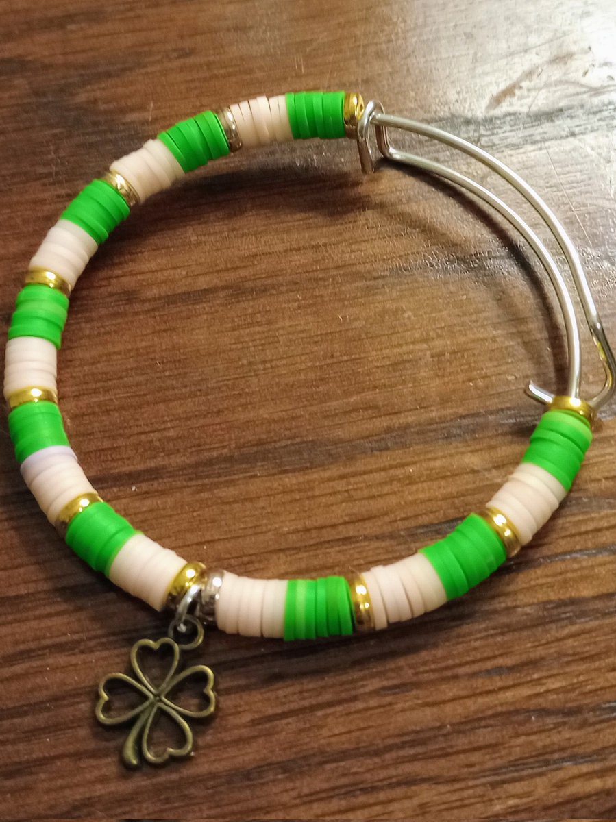 St. Patrick's day heishi bead bracelets coming to Etsy! There will be different shades of green plus different patterns. This one has lime green and light pink beads on a silver bangle bracelet 💞

#heishibracelet #handmade #StPatricksDay #heishibeads #banglebracelet