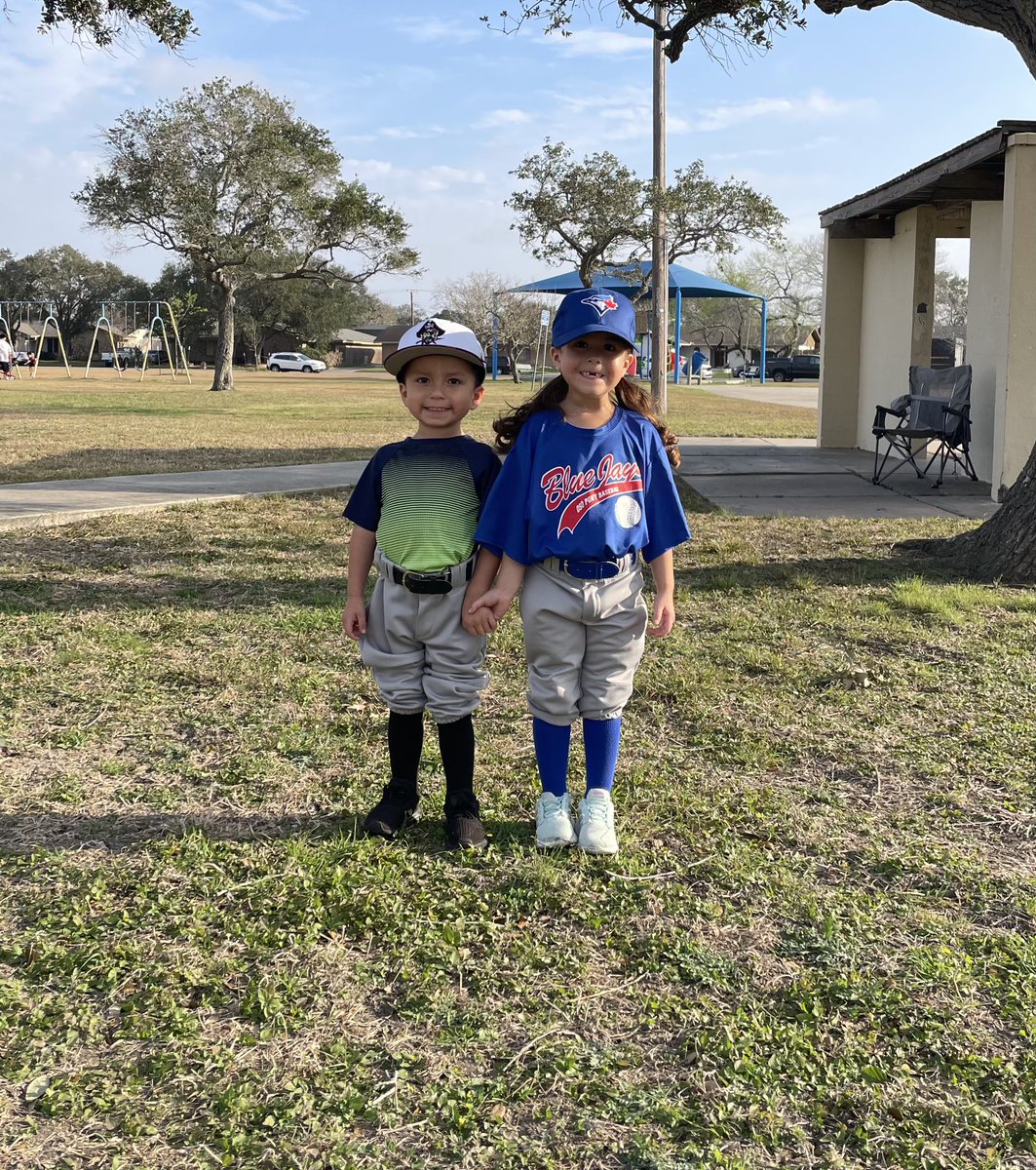 CoachEMartinez's tweet image. Always a great day for family and baseball ⚾️🏴‍☠️ #MTZFam #MPBaseball @MathisBaseball