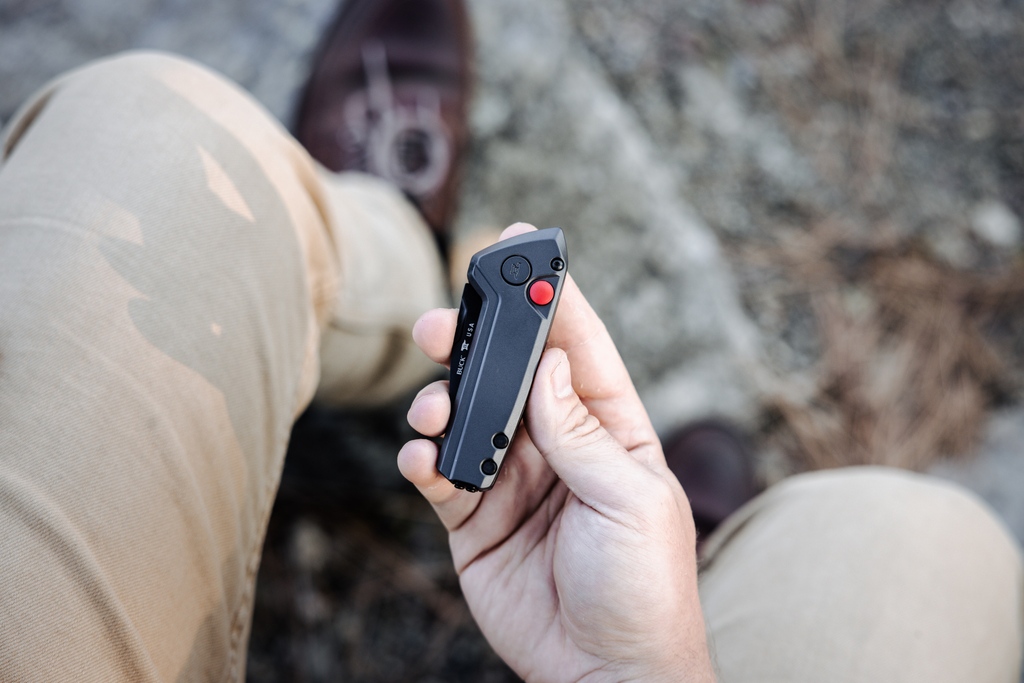 BuckKnives1902's tweet image. The sub-2" blade on our 839 Mini Deploy may look too small to some, but this knife is a workhorse! It's lightning fast and built to last.

Get one for yourself here: bit.ly/BuckDeploys

#madeinusa #everydaycarry #edcessentials #everydaycarrygear #mensgifts