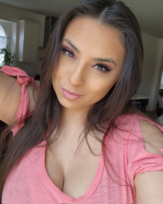 Just a touch of #pink 💗 #humpday https://t.co/u7GZv3SG31<a href="/tag/pink"class="tags">#pink</a><a href="/tag/humpday"class="tags">#humpday</a>