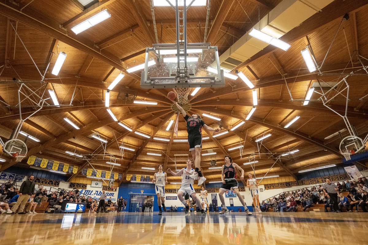 Just some absolutely breathtaking photography from tonight’s Hall-Dale–Mount Abram boys prelim game by @MGSphotojournal: