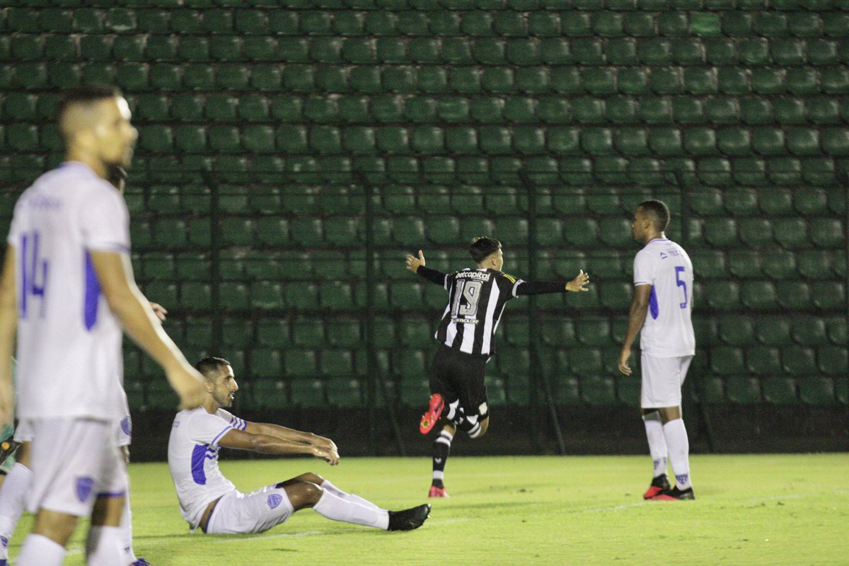 Renan Bernabé, de cabeça, marcou o primeiro gol como jogador profissional vestindo preto e branco. 🖤
⠀
📸 <a href="/patrickfloriani/">Patrick Floriani</a> / FFC