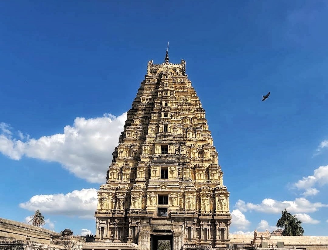 Gopuram of Virupaksh Temple From Hampi...!!!

#heritage #ourheritage #history #vijaynagar #krishnadevraya #indianheritage #heritageindia #heritagearchitecture