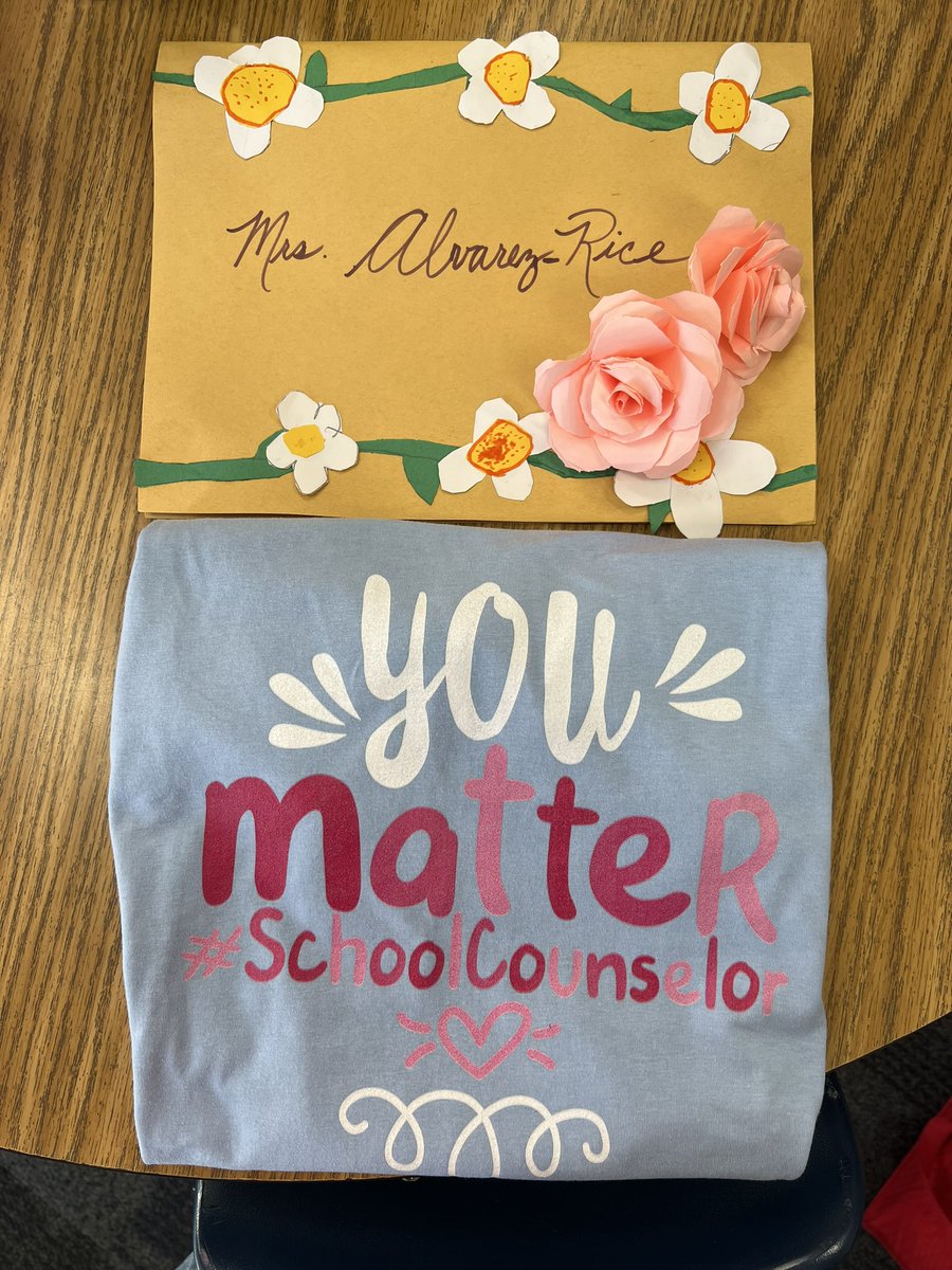 AlvarezRice's tweet photo. ✨Last week during 💫National School Counseling Week💕 my 6th graders from @framos1992 &amp; Ms. Fabian’s class wrote me beautiful letters and created amazing art 🖼️ They’re blossoming getting ready for 7th grade🙏🏼 @dcastellanohsd @HuenemeElemSD @EOGreenHornets https://t.co/rnpF1IAzIq