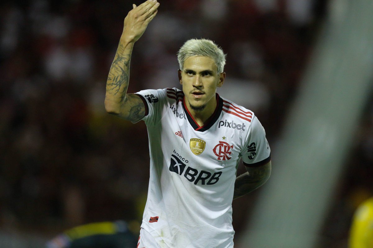 Flamengo's tweet photo. Gol também é com ele! 

Pedro chegou a 80 gols com o Manto Sagrado e se tornou o segundo maior artilheiro do Mais Querido no século! Parabéns, P9! 👏❤️🖤

#CRF #VamosFlamengo 

📸 @gilvandesouza9 / CRF https://t.co/zqZvGTg3q0