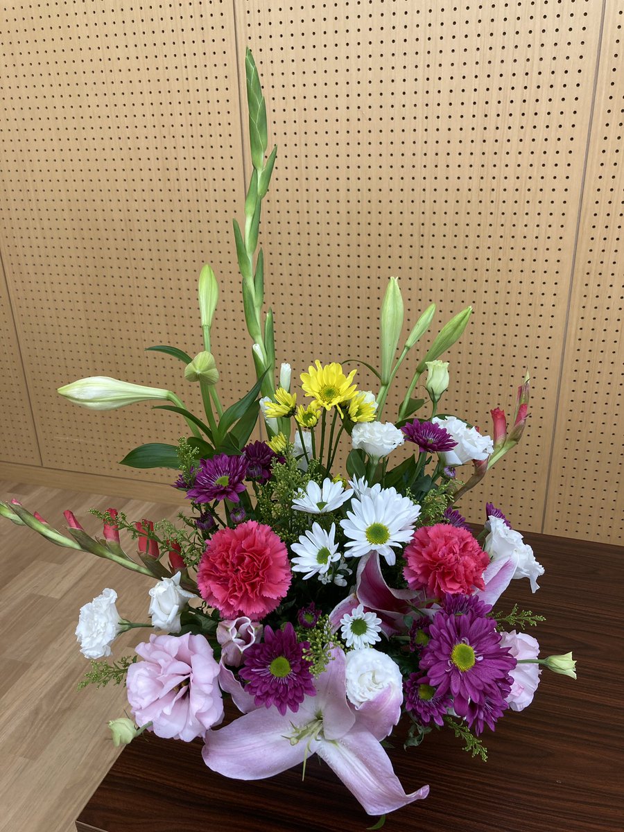 jujucafe's tweet photo. 沖永良部

島のお花をふんだんに使ったアレンジメント
ステキです🌺 https://t.co/vAzSYF2UoI