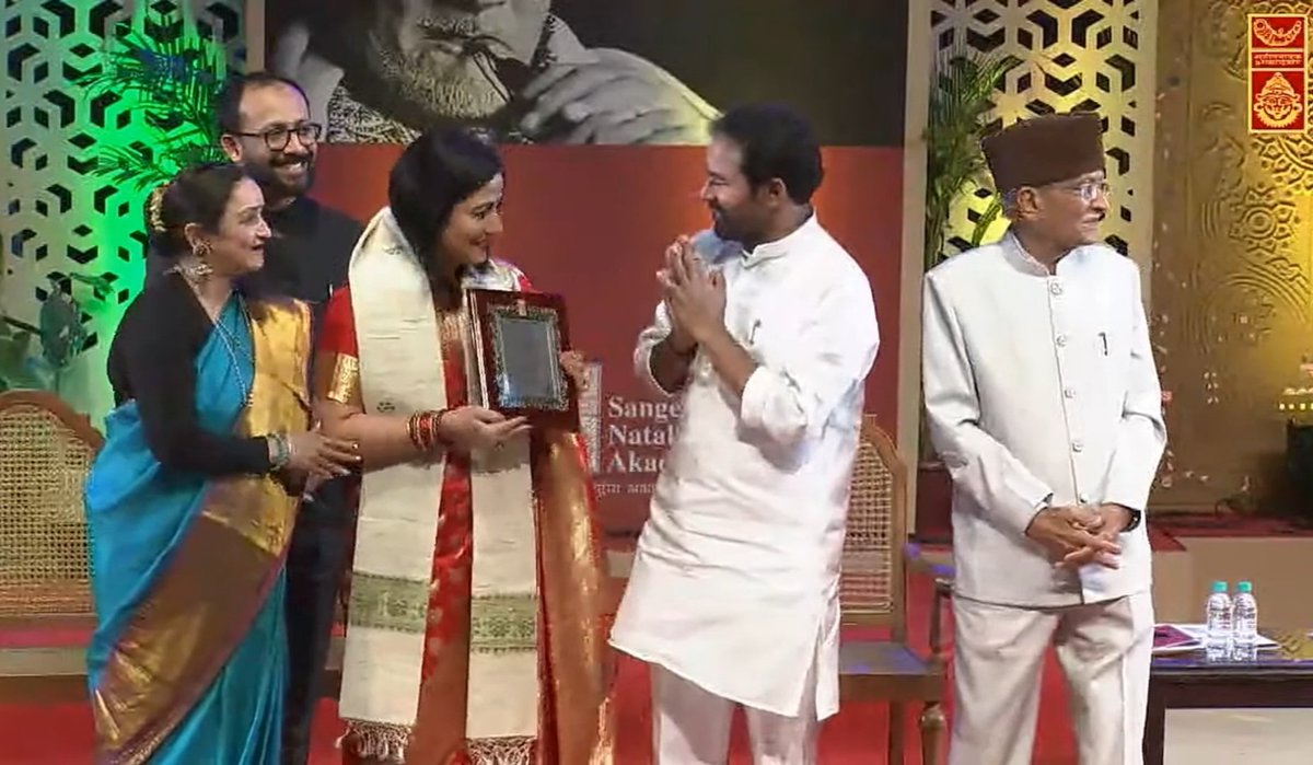 bhashasumbli's tweet image. Ok this is HUGE!!

i come from a refugee tent and i can never forget that. Getting recognized on such NATIONAL Level is very very inspiring. 
@sangeetnatak
@nsd_india
@MinOfCultureGoI 
🙏GRATITUDE
i dedicate it to my Kashmiri Pandit Community in exile!
(बाकी तस्वीरें Instagrm पर)