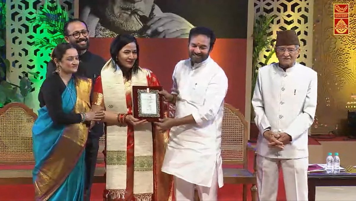 bhashasumbli's tweet image. Ok this is HUGE!!

i come from a refugee tent and i can never forget that. Getting recognized on such NATIONAL Level is very very inspiring. 
@sangeetnatak
@nsd_india
@MinOfCultureGoI 
🙏GRATITUDE
i dedicate it to my Kashmiri Pandit Community in exile!
(बाकी तस्वीरें Instagrm पर)