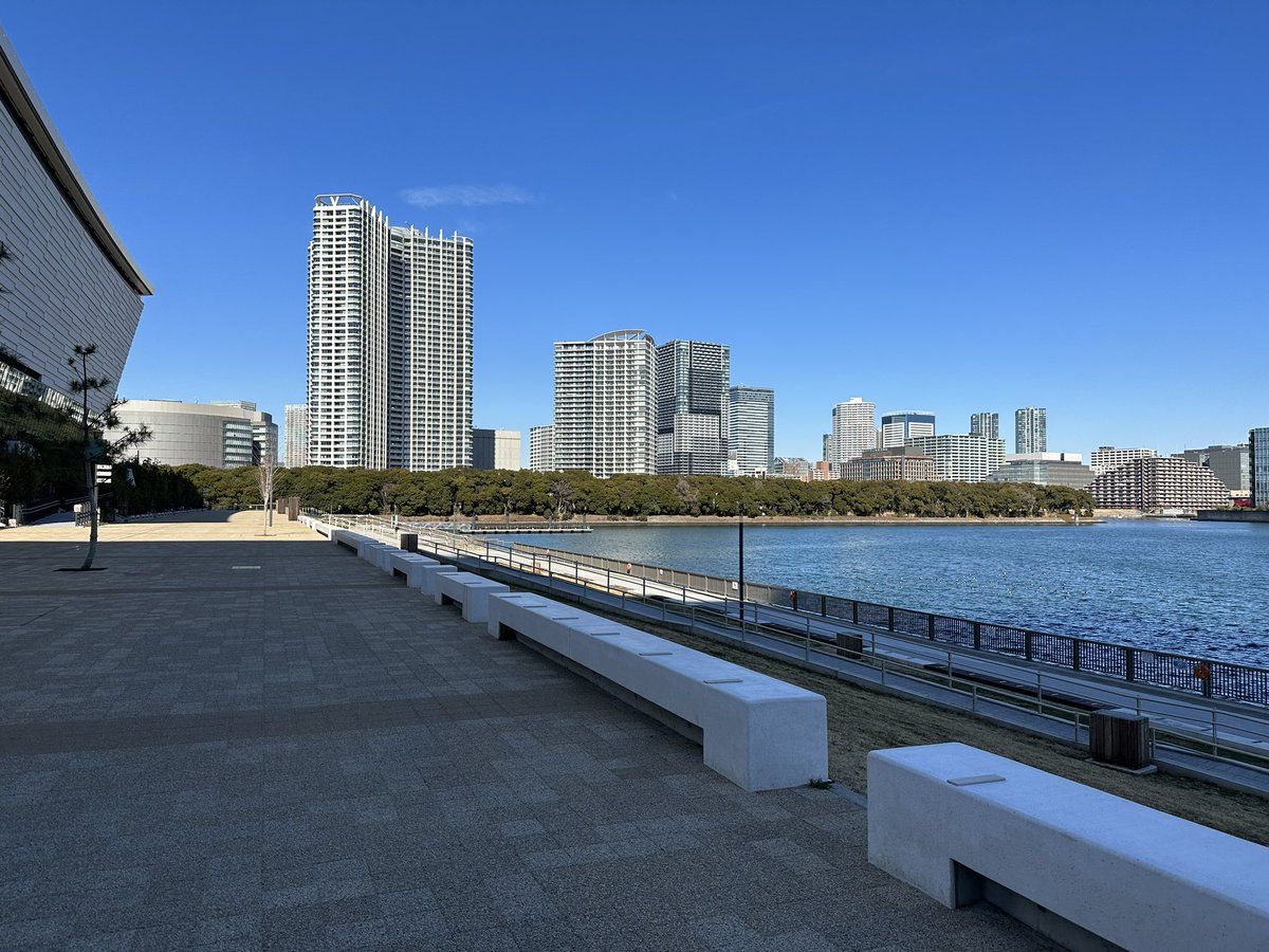 n0715_0823's tweet photo. ここで教えていただいた通り、風で寒いから、有明ガーデンの伊藤園さんで抹茶ラテ飲みたくて、避難💦笑
下見してきたけど、人っこ1人おらず😳😱
グッズのテントも無かったから、どこかも分からず😱
サブアリーナ？
どなたか教えてください🙏
#backstreet boys
#バックストリートボーイズ https://t.co/mm82b2UxcH