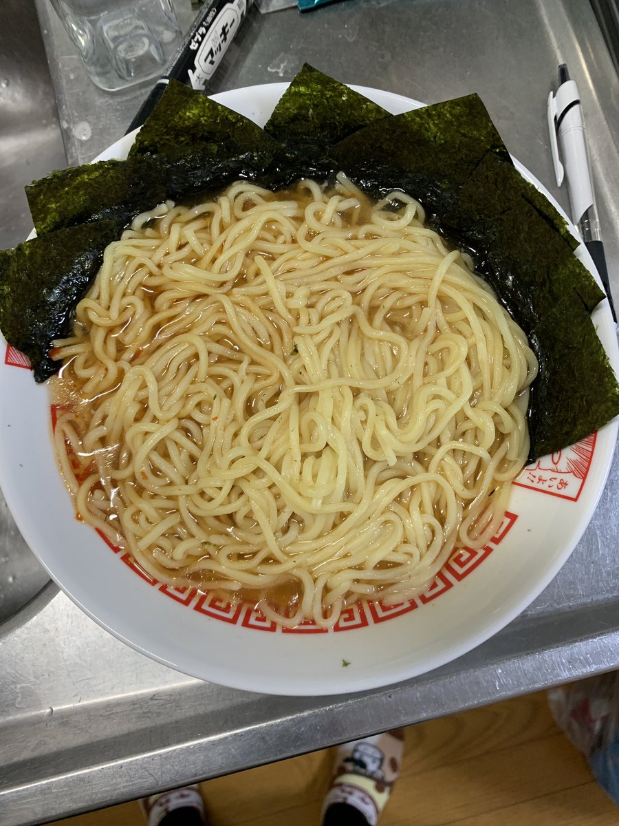 ラーメン具なし。美味かった！
家で簡単に美味しい店のようなラーメンは難しいな……もう少し料理動画探してみますかね https://t.co/fA9EngNpHc