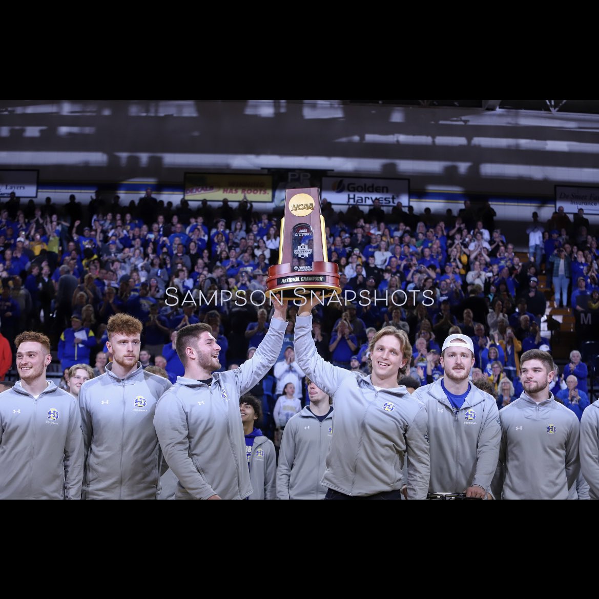 sampsonsnapshot's tweet photo. Horns down, trophy up
#fcschampions #jackrabbits #GoJacks #missourivalley #ncaa #collegiatesports #collegiatefootball #football🏈 #southdakotastateuniversity #sportsphotography #collegiatesportsphotographer #canonsportsphotography #active #actionphotography https://t.co/Ql64VPQYEl