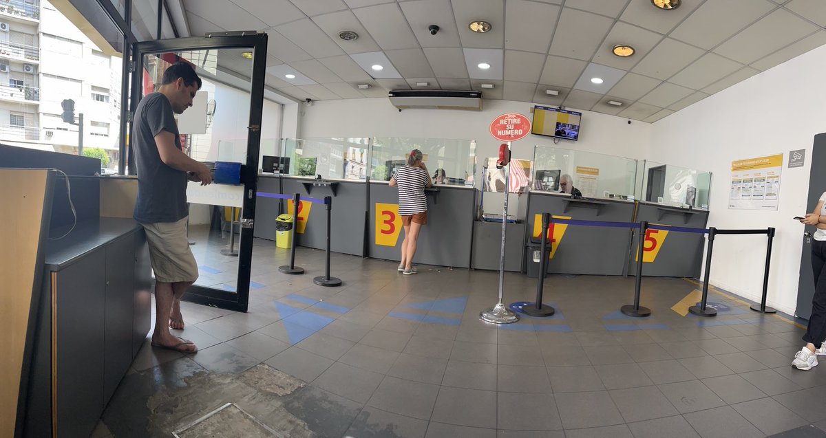 soledadgioia's tweet photo. Así trabaja el@personal de @correoargentino sin aire acondicionado desde hace 10dias y solo 2 cajas para atención al cliente . Vergüenza!!!
#correoargentino #verano #oladecalor #maltrato https://t.co/JxA5A9Naof