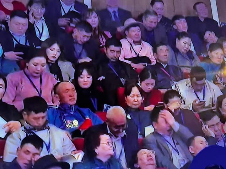 Бидэнд ямар асуудал байгаа, түүний шалтгаан, гарц шийдлийг тодорхойлох байтугай юу ярьж байгааг ойлгохгүй нойрмоглон суугаа энэ 1570 хүнийг цуглуулж, хөрөнгө үрж, жүжиг тавихын гол зорилго юу вэ? Миний таамаг.😉
1/5