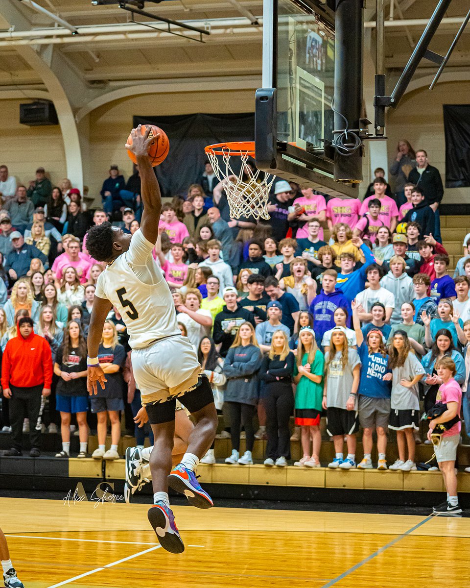 Channel1450com's tweet photo. Sacred Heart Griffin vs Peoria High Boys Basketball Photo Gallery by Alix Sheree https://t.co/8IcfKi35lg https://t.co/EABccgElCt