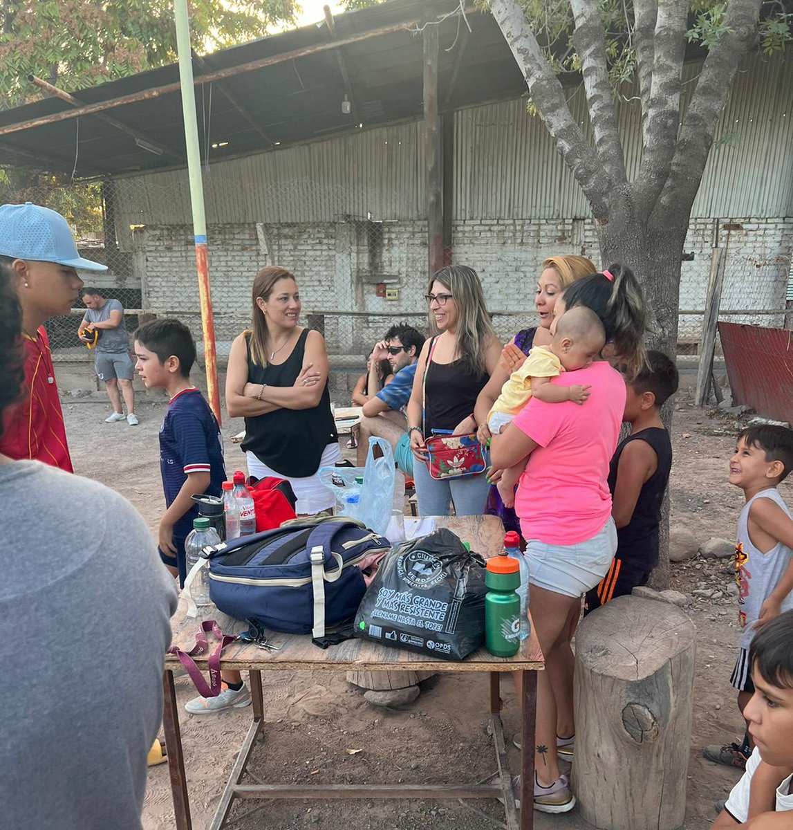 Adry_Cano's tweet photo. ➡️ Hoy visitamos, junto a Eli, a la escuelita de fútbol PUFI quien con mucho esfuerzo y compromiso sostienen un espacio deportivo para más de 150 niños y adolescentes. 

Mientras conversábamos con papas, mamás y profes, que son los que le ponen amor a esta inmensa tarea.. https://t.co/rbiKgKqKPD