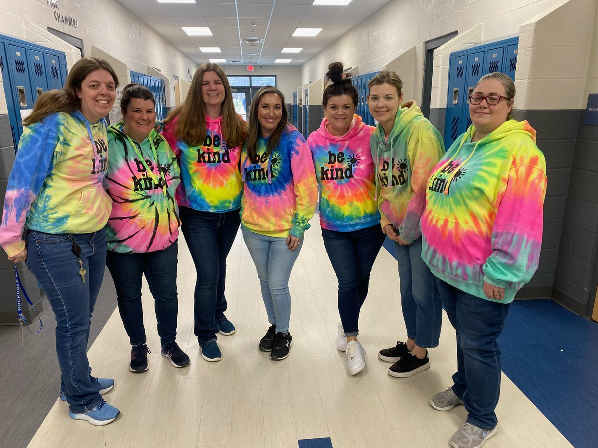 RMSRavens's tweet photo. 8th grade understood the assignment!  Peace, love, and kindness was the theme for today. #KindnessWeek https://t.co/lr7LttL5fR
