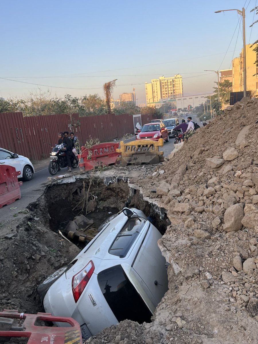 suraj_more710's tweet photo. @PMCPune @PuneCityPolice @SmartPune @RidlrPune Can we do something to avoid such instances in future. I’ve been noticing this since last 7-8 days &amp; hoping for corrective actions but look at this today. Mission accomplished? Location: sinhgad college road, vadgaon Bk Pune https://t.co/f81fipFNde