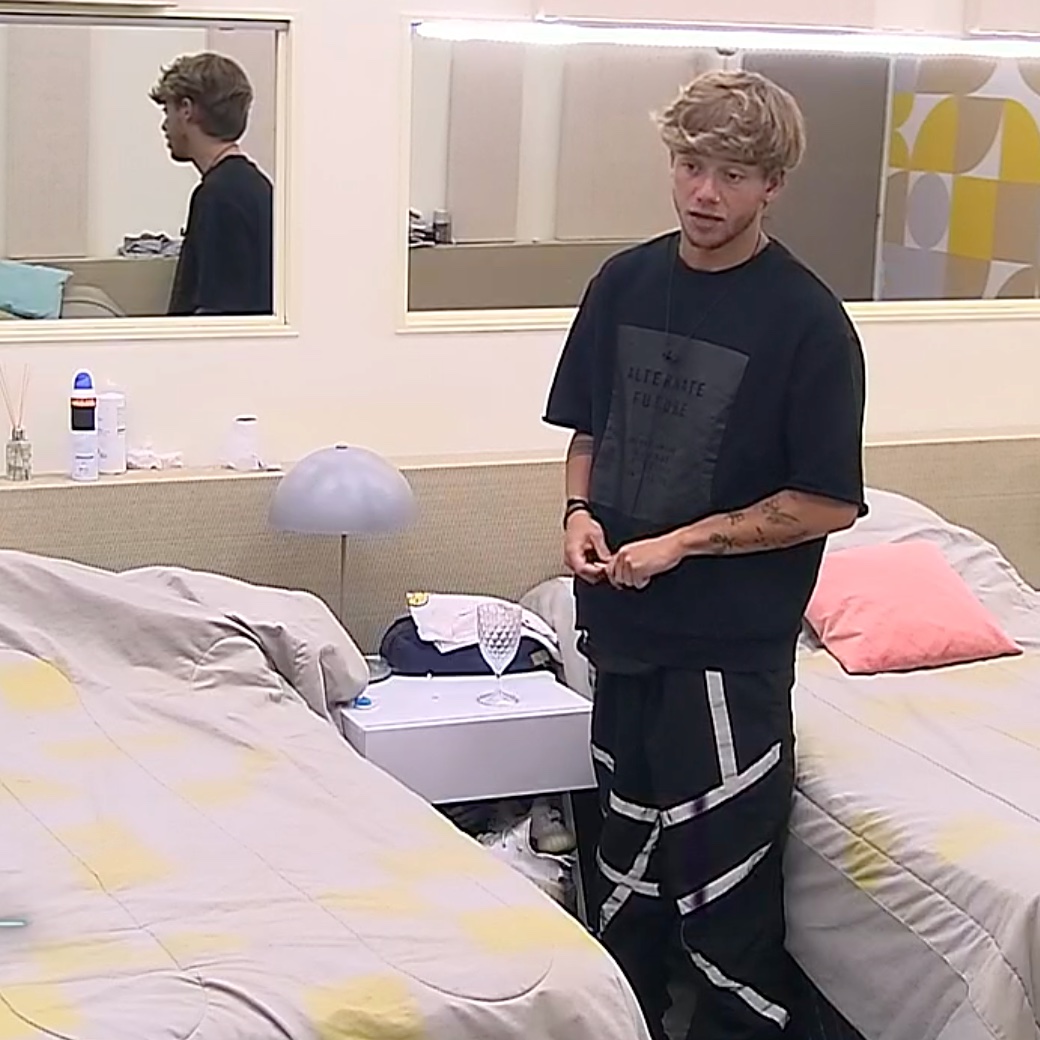 Nacho no entiende la fulminante de Julieta, dice que no le sirve a ella y que se mandó a placa sola.
#GranHermano