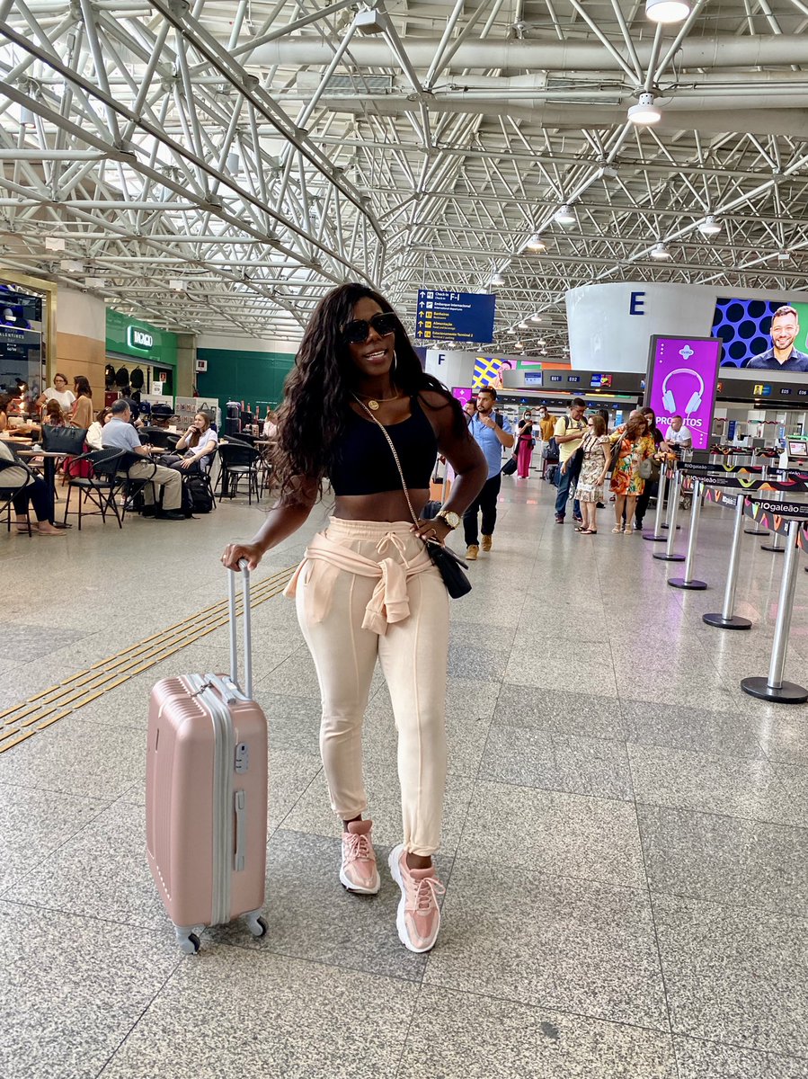 Roseebombom's tweet photo. Viajando ✈️ https://t.co/W3xEeXksh7