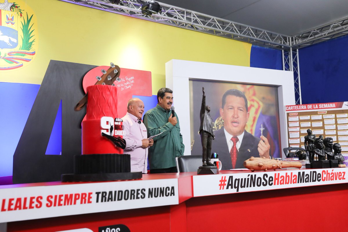 NicolasMaduro's tweet photo. El PSUV es un poderoso movimiento socio-político-cultural, de hombres y mujeres con un liderazgo arraigado, es una fuerza espiritual y una gran familia que va por cada calle y comunidad, más allá de los partidos políticos. Somos gente que lucha y ama a Venezuela. https://t.co/UHMcZIAUTO