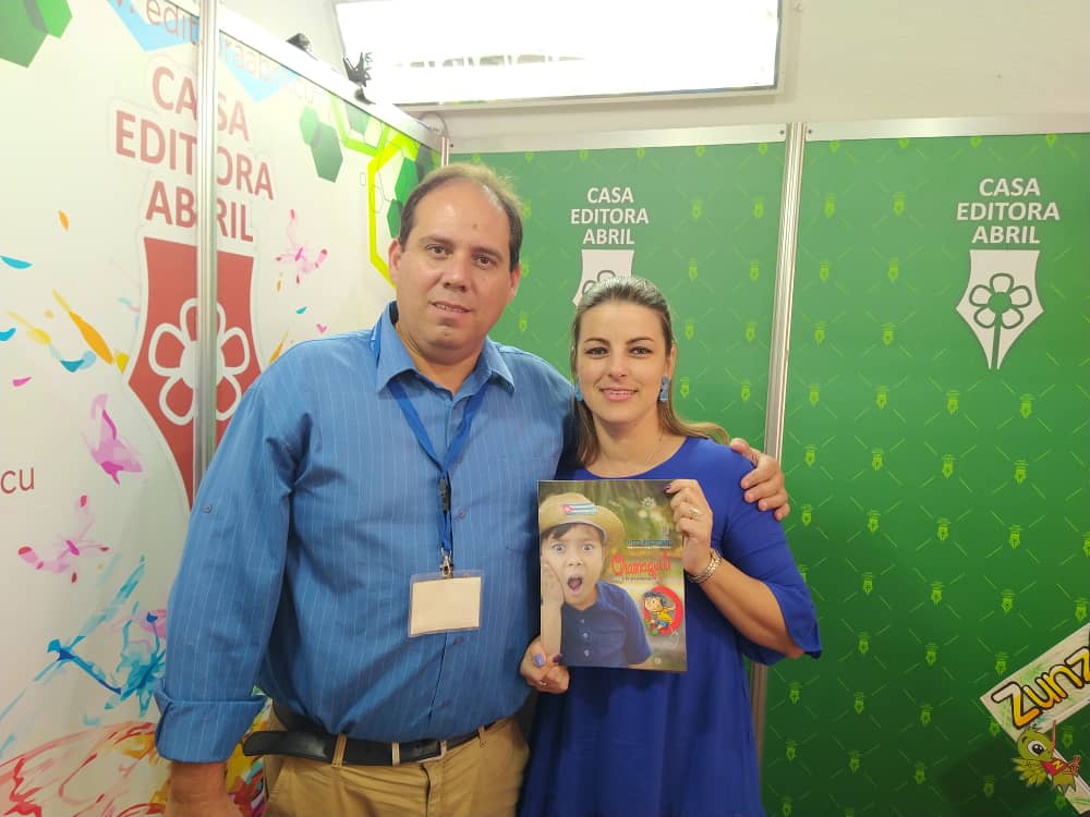 UJCdeCuba's tweet photo. .@aylinalvarezG Primera Secretaria del Comité Nacional de la @UJCdeCuba recorrió hoy  el Stand-9 de la @CasaEditorAbril en el marco de la XXXI Edición de la Feria Internacional del Libro. 

#MejorEsPosible 
#JuntosXAmor https://t.co/bxwljPjrRC