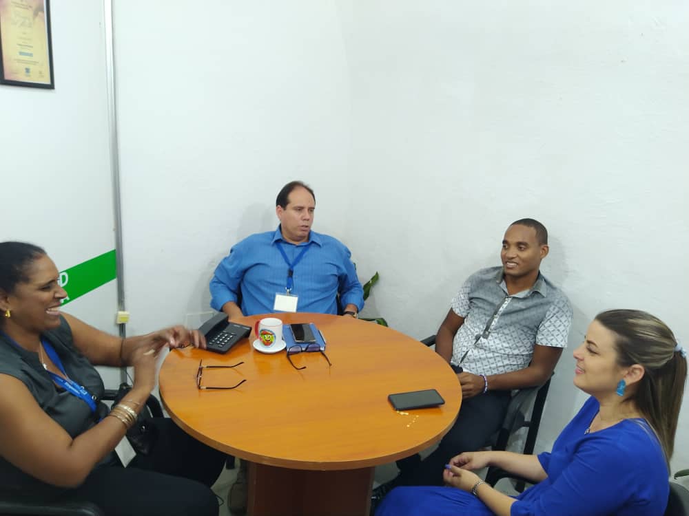 UJCdeCuba's tweet photo. .@aylinalvarezG Primera Secretaria del Comité Nacional de la @UJCdeCuba recorrió hoy  el Stand-9 de la @CasaEditorAbril en el marco de la XXXI Edición de la Feria Internacional del Libro. 

#MejorEsPosible 
#JuntosXAmor https://t.co/bxwljPjrRC