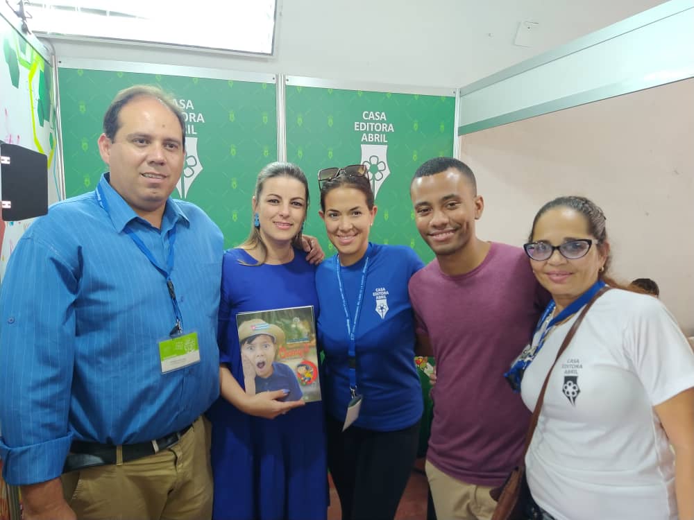 UJCdeCuba's tweet photo. .@aylinalvarezG Primera Secretaria del Comité Nacional de la @UJCdeCuba recorrió hoy  el Stand-9 de la @CasaEditorAbril en el marco de la XXXI Edición de la Feria Internacional del Libro. 

#MejorEsPosible 
#JuntosXAmor https://t.co/bxwljPjrRC