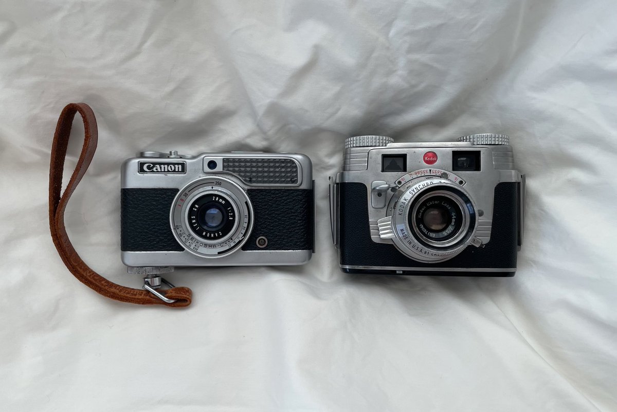 asitis_________'s tweet photo. 銀座のカメラ屋さんで2台目のフィルムカメラ(右)を買ってしまった……フォルムが可愛すぎて一目惚れだったよね……ミッキーマウスなんて愛称があるらしいよ……… https://t.co/q9IsqBDJrU