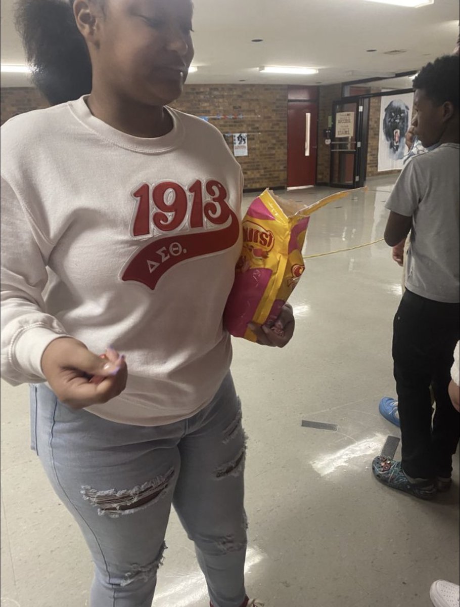 npmspanthers's tweet image. The Devastating Divas of DST stopped by Parkway. Look at these beautiful women patrolling the halls and rewarding our scholars when success was shown.  #rolemodelsmatter #communitypartnerships #deltasigmatheta ❤️🐘❤️