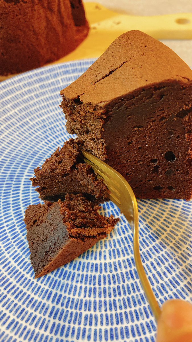 バレンタインに作ったクラシックショコラ🍫
14日に作ったのに、冷やさないと型から外せず、結局翌日に食べる…😇
ヴァローナとカカオバリーのチョコ、ペックのココアでコスト高だけど美味しい🥰
#cotta  #お菓子作り好きな人と繋がりたい