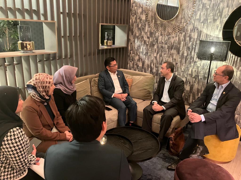 In his maiden working visit abroad, DFM YB @MohamadHjAlamin met with officials of @myembnl. Among the issues discussed are 🇲🇾🇳🇱relations, 🇲🇾's role in international organisations in 🇳🇱, as well as opportunities in the trade, agriculture, & tourism sectors.

@MalaysiaMFA