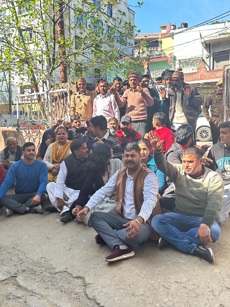 RisingKashmir's tweet image. #HarshDevSingh protests against #scarcity of #drinking #water in #Chenani #villages

risingkashmir.com/harsh-dev-sing…