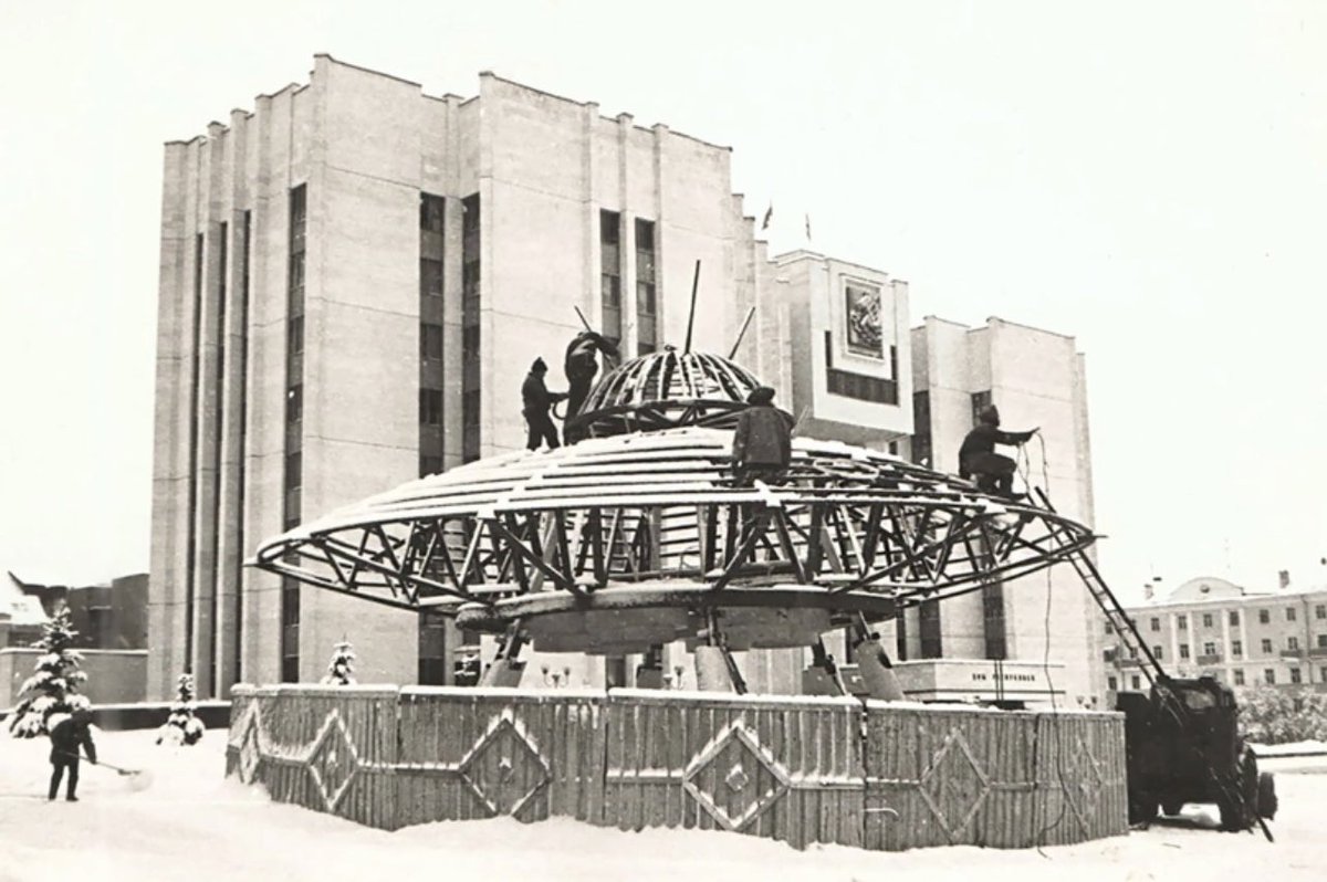 Sergey_Mar's tweet image. Обнаружена фабрика НЛО которые тревожат всё сообщество, последние дни. На фото Саранск, #мордовия правда 1999 год))