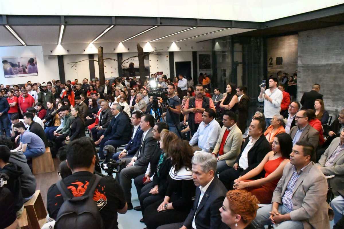 Garcia_Aviles's tweet photo. El éxito fue de todos nuestros lectores y comunidad literaria. Gracias por su presencia en la presentación del Libro JAQUE MATE al crimen organizado de la editorial Planeta. Fue un día de fiesta para sus autores Rubén Moreira Valdez y Rubén Aguilar Valenzuela. Somos FIL Morelia🔖 https://t.co/JhjCcrB4qA