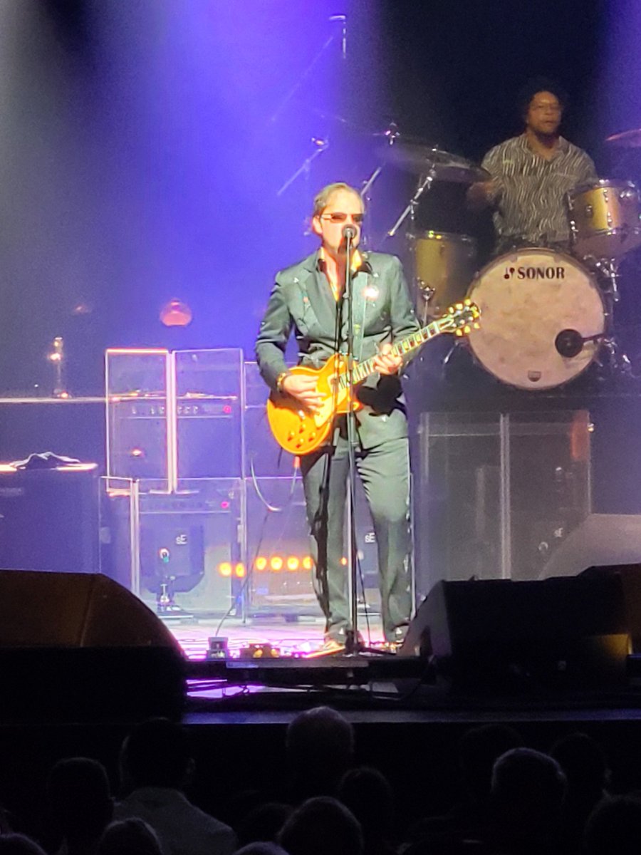 JinxOfWV's tweet photo. Joe Bonamassa kickin' it tonight in #CharlieWest! #CRW #ClayCenter https://t.co/Tm8IbTWK7u