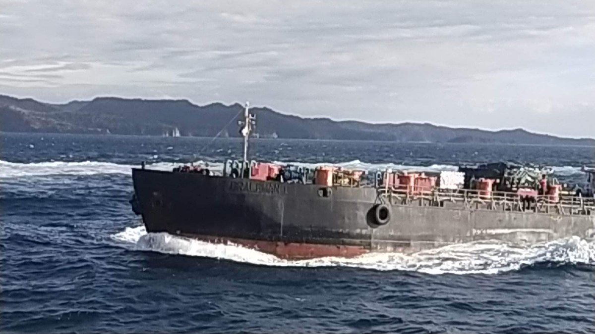 radyopilipinas1's tweet photo. (1/2) TINGNAN | Nasabat ng Naval Forces Southern Luzon (NAVFORSOL) ang P50.8 milyon halaga ng undocumented diesel fuel sa MT Braleman 1, isang oil tanker. https://t.co/7bYDwPdqnY