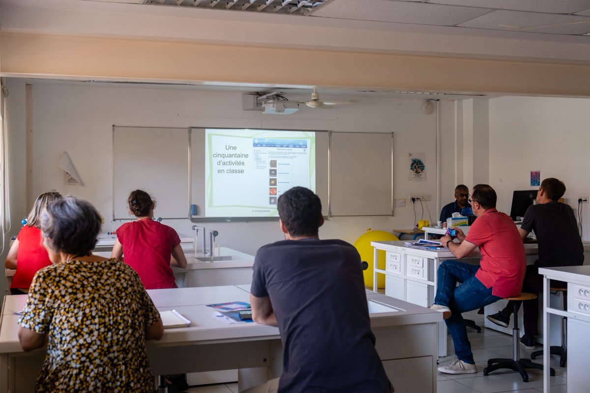 JacquesMantion's tweet photo. Au lycée Descartes de Phnom Penh, des rencontres et des échanges avec Alain Doressoundiram de @Obs_Paris .
Même les enseignants ont eu droit à une formation sur l'astronomie et ses applications pédagogiques.

#Sciences #astrnomie
@aefeinfo @AEFEAsie https://t.co/FqfmhzxwnT