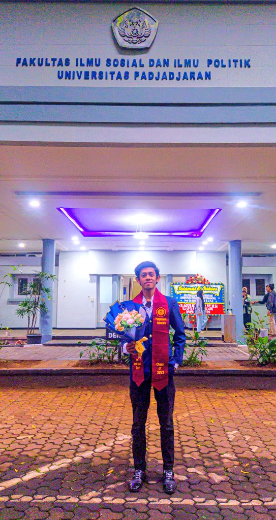 decxtro's tweet image. Finally! Alhamdulillah anak dari ibu guru ada yang lulus dengan cumlaude😇