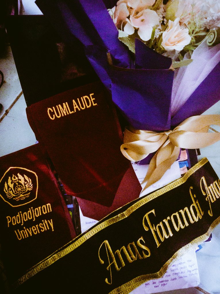 decxtro's tweet image. Finally! Alhamdulillah anak dari ibu guru ada yang lulus dengan cumlaude😇