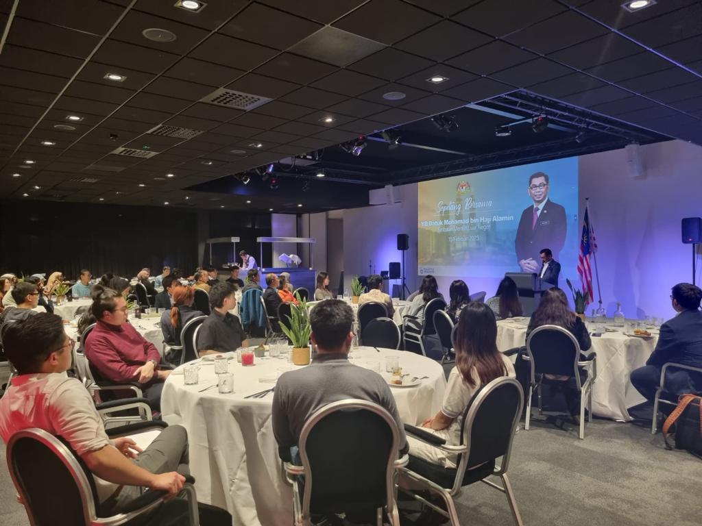 DFM YB @MohamadHjAlamin further took the opportunity to engage with 🇲🇾 students at a dialogue session in 🇳🇱. YB DFM spoke of the concept of #MalaysiaMadani and addressed concerns raised by the students, including funding to support students’ activities abroad.

@MalaysiaMFA