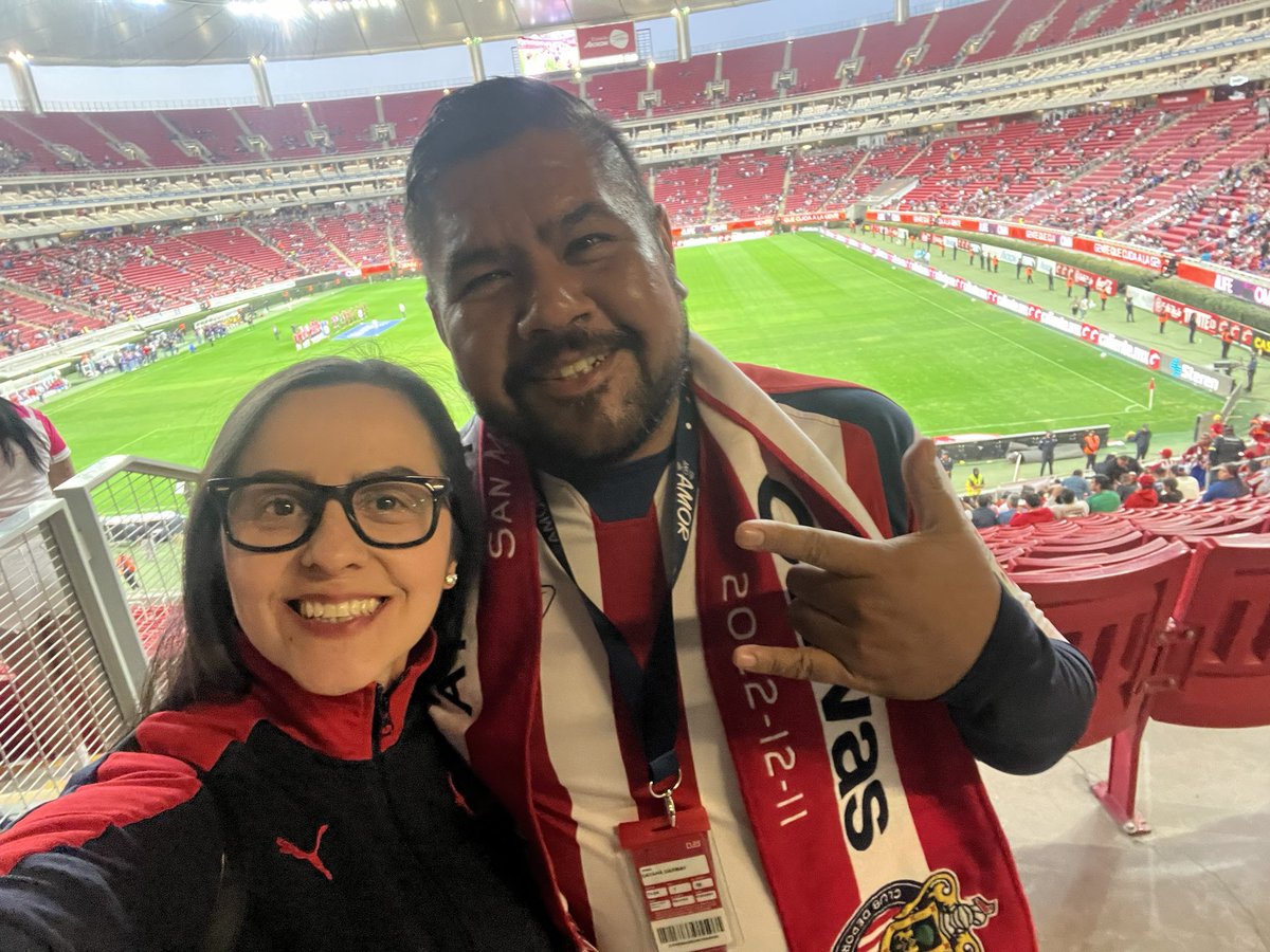 glez_so's tweet photo. Siempre es un gusto saludar al compa Chuyackson di Oro @jhernandez83 😎
#Tovia 🤩 #ChivasVsXolos https://t.co/e4Rjuf1E3i