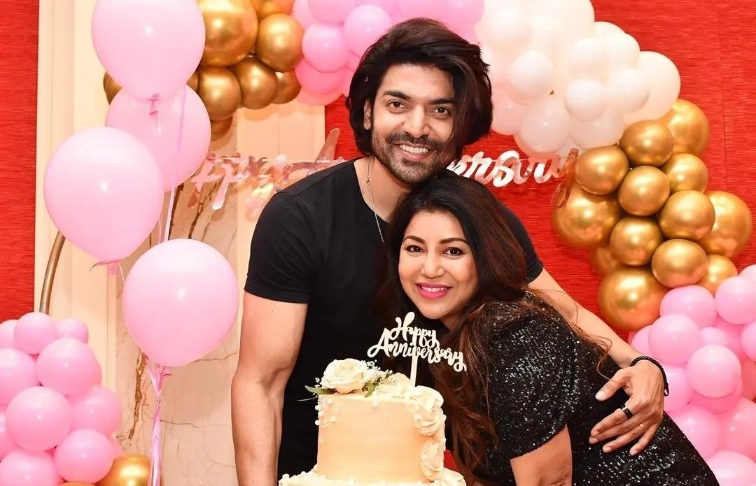 DelhiTimesTweet's tweet photo. .@imdebina and @gurruchoudhary celebrate another year of togetherness ❤️
#GurBina fans miss #Lianna, #Divisha and #Pablo in the frame
#DebinaBonnerjee #Anniversary #GurmeetChoudhary #GurBinaFC https://t.co/373OXjDWXj