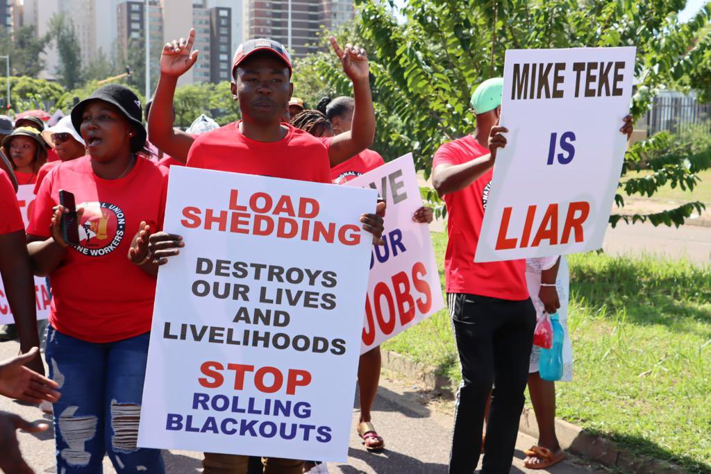 AdvoBarryRoux's tweet photo. More than 300 community members from Hendrina, Middelburg &amp; eMalahleni are protesting outside Durban High Court today, in support of the court intervention brought by the NUM against the board of the Richards Bay Coal Terminal. #SaveOptimumCoalMine
#OCTCourtDay #OptimumCoal #RBCT https://t.co/Dvfbx0wMF6