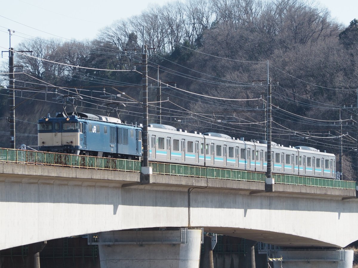 ma9375's tweet photo. 2月16日(木)
府中多摩川武蔵野線橋

相模線電車廃車回送
205系500番台501F
(元横コツR1)編成
EF64-1030牽引 13:48通過
前回同様車両センター
撮影会からの直接廃車回送
相模線車両は本日で最後に

#205系500番台 
#501F
#横コツR1編成
#廃車回送
#配給輸送
#EF64
#武蔵野線
#相模線 
#多摩川河川敷 https://t.co/QIHx4czPQ1