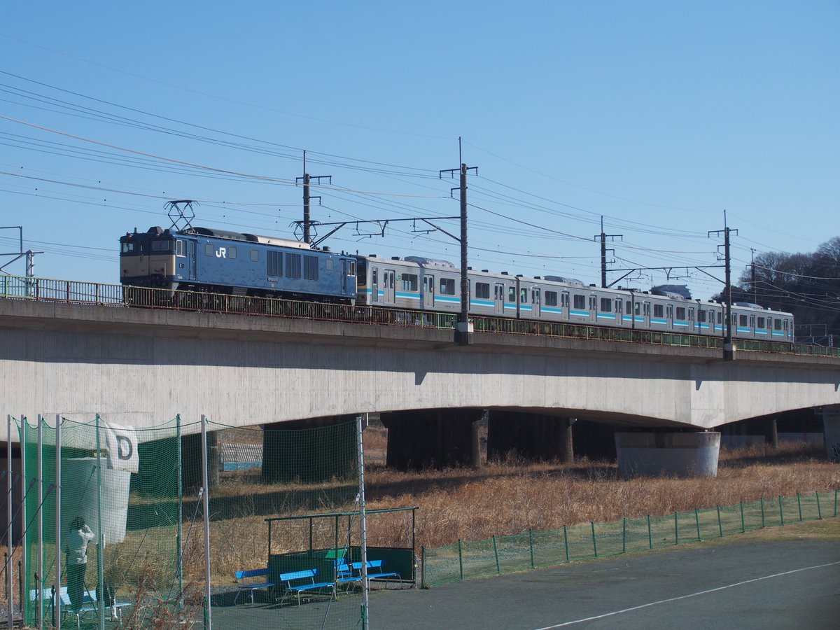ma9375's tweet photo. 2月16日(木)
府中多摩川武蔵野線橋

相模線電車廃車回送
205系500番台501F
(元横コツR1)編成
EF64-1030牽引 13:48通過
前回同様車両センター
撮影会からの直接廃車回送
相模線車両は本日で最後に

#205系500番台 
#501F
#横コツR1編成
#廃車回送
#配給輸送
#EF64
#武蔵野線
#相模線 
#多摩川河川敷 https://t.co/QIHx4czPQ1