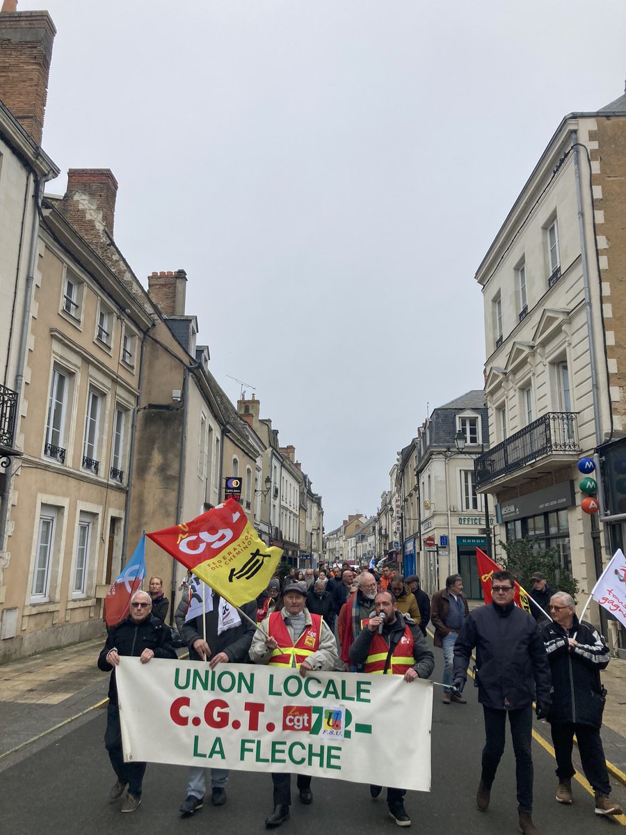 Ils pensaient être 50 ils sont au moins 250 à la #LaFleche en #Sarthe. Nous leur donnons la parole sur <a href="/F3PaysdelaLoire/">France 3 Pays de la Loire</a>