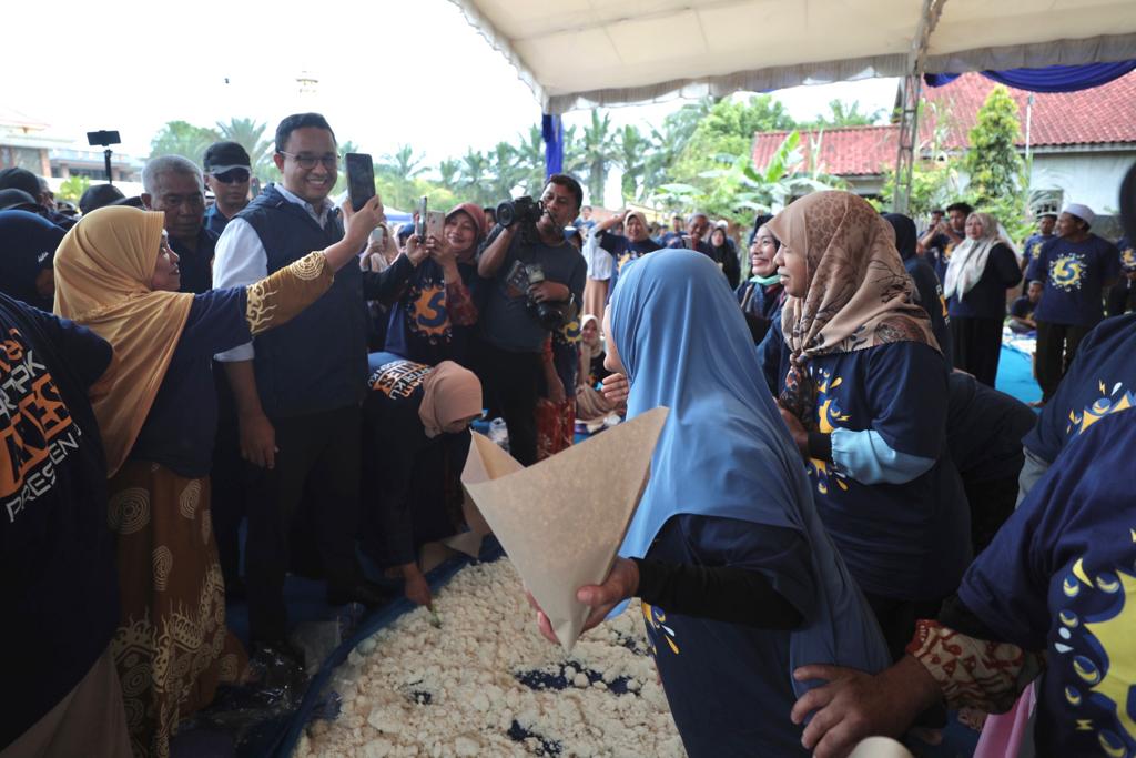 aniesbaswedan's tweet photo. 500 orang relawan memasak dan membungkus untuk 20 ribu orang. Jumlah yang sangat luar biasa. Kami berterima kasih atas semangat dan kerja keras Urang Banjar yang datang dan bekerja selama dua hari ini.

#AniesBaswedan #SilaturahmiKebangsaan #KalimantanSelatan #UntukIndonesia https://t.co/5TlpxgW42Z