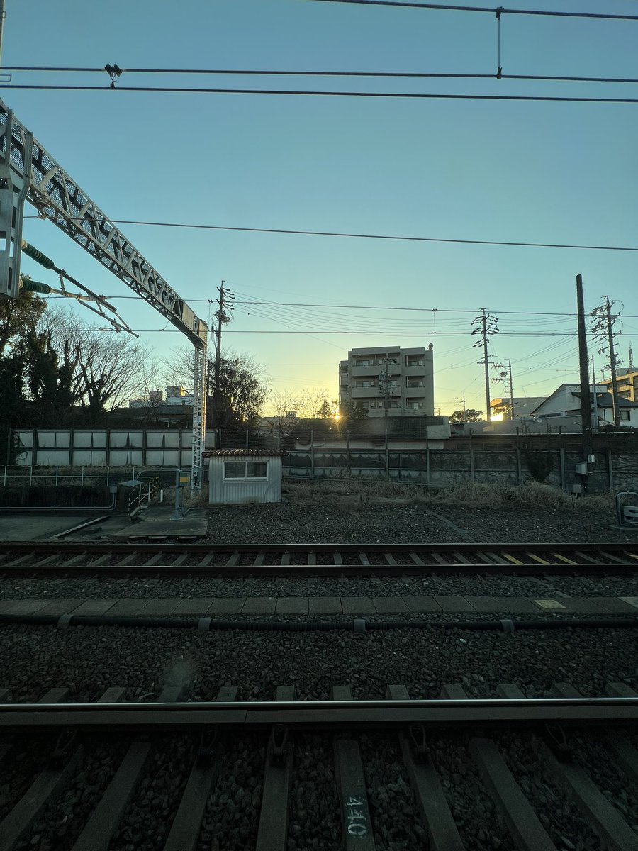 HIRANO5's tweet photo. 新幹線が停止してからそろそろ1時間半。。陽が沈む。。 https://t.co/jnMC1Dayfu